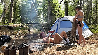 Cuplu Bisexual Merge În Camping În Sălbăticie