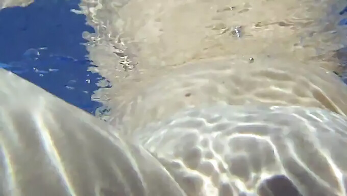 Couple Européen S'Amuse Dans La Piscine